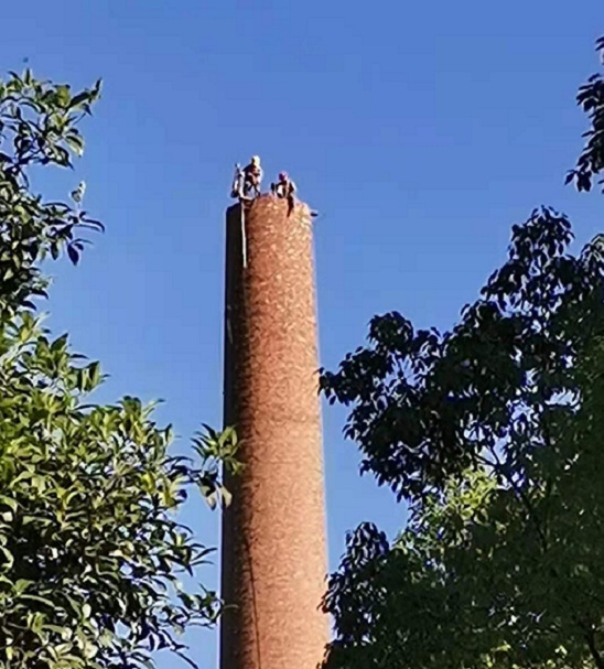 煙囪拆除公司:綠色拆除,助力城市環(huán)境升級(jí)